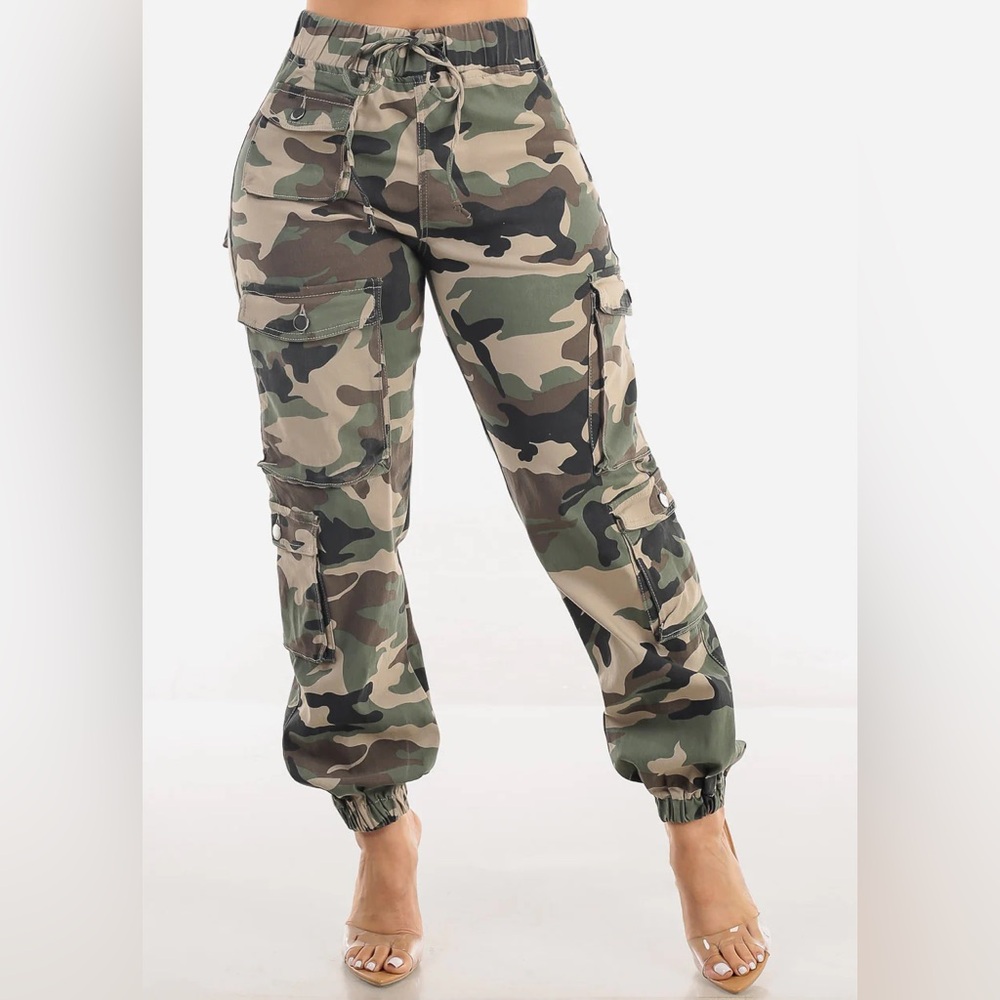 NEW ARMY PRINT CARGO JOGGERS SIZE LARGE